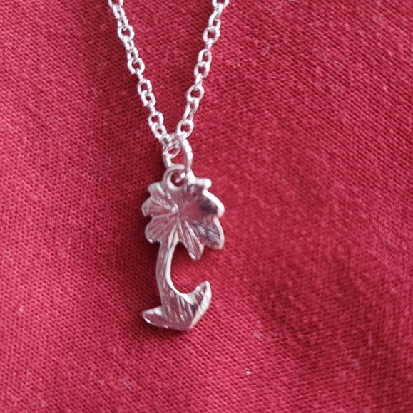 Silver colored necklace with palm tree - Picture 2 of 6